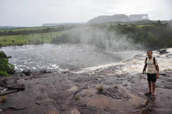 Caminhando acima de cachoeira do rio caroni, em Canaima, no sul da Venezuela